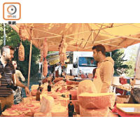 每逢星期六鎮內也會舉辦市集，乳品、肉類和蔬菜應有盡有。