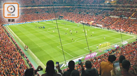 土耳其電訊球場曾錄得131.76分貝的音量，獲得「在體育場館內最響亮的人群吼聲」紀錄，現場親身感受後，真的吵耳非常！