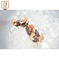 想完整拆出蟹鉗肉，就要先拆出蟹鉗蒸5分鐘，浸冰水後拆肉即成。