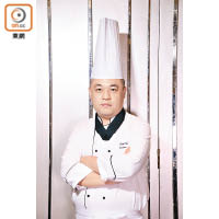 朱平波師傅入廚逾20年，曾獲多個烹飪獎項。為餐廳設計出蟹釀橙、芝士焗蟹斗等名菜，曾多次為內地美食節目作介紹，以及擔任各式餐飲賽事評委，在上海世博時為多位知名人士烹調美食，現為上海王寶和大酒店行政總廚。