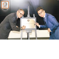 林寶堅尼主席兼CEO Stefano Domenicali（左），以及林寶堅尼香港董事黃卓徽在紀念牌上簽名，慶祝新陳列室開幕。