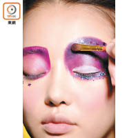 2. 用紫色眼影粉在圈內填色，眼眉以上用深紫色眼影塗抹，而眼眉以下就掃上淺紫色眼影。