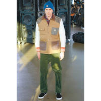 美式風格經常在JUNYA WATANABE MAN系列見其蹤影，今季則與美國工裝服代表Carhartt聯名合作。