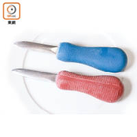 開蠔刀通常有兩種，分別在於其刀片厚度。刀片較薄的紅柄開蠔刀主要用來開銅蠔，而藍柄刀片較厚弧度較深，適合開較大隻的生蠔。