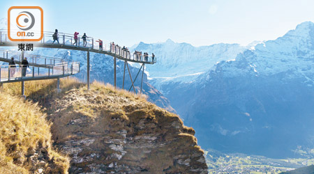 登上費爾斯特，邁步於懸崖步道，將阿爾卑斯山脈及山下村莊的壯麗景致盡收眼底。