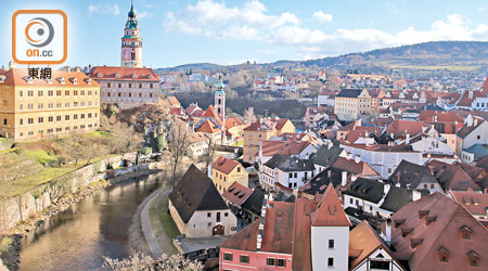 東歐冬日美景精選10天團會到訪捷克克魯姆洛夫（Cesky Krumlov），該處的老城中心保持了中世紀的風貌，並已經被聯合國教科文組織列入世界文化遺產。