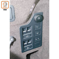 尾箱壁有一排按鍵，可控制中/後排座椅收摺及尾懸掛高低。