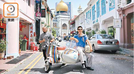 Simon（圖右）於今年9月開設的Sideways.sg，出動懷舊Vespa邊車載大家暢遊新加坡的街道及地標。