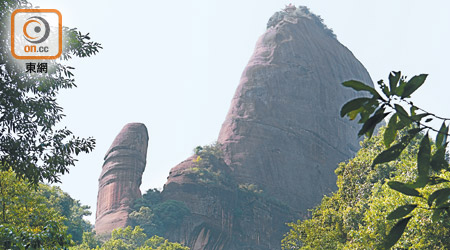 高28米的丹霞山景區第一奇石陽元石，是紅色砂礫岩經侵蝕溶解而成，其雄偉渾然天成。