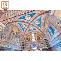 城堡專用的教堂保存昔日美輪美奐的內牆壁畫。