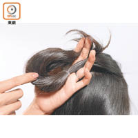 Step 2：拿起辮子的末端反180度把頭髮屈入辮子中間的隙縫。