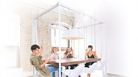 Swing Table<br>把遊樂園帶到飯廳或工作間，讓每餐晚飯或會議都變得有趣又有啟發性。