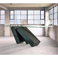 Monolith Table<br>飯枱靈感來自電影 《2001太空漫遊》，利用物理知識，令倒塌中的巨石仍能撐起大塊玻璃。