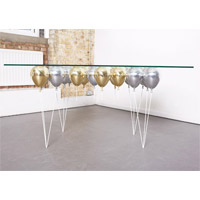 The UP Dining Table<br>氣球可以撐起一張枱？這張玩味十足的飯枱，便以金屬氣球為枱腳，予人驚喜。