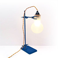 LAB Lamp （Table/Desk）<br>猶如瘋狂發明家的作品，靈感來自實驗室，以噴上耐熱磨沙的燒瓶作燈泡。