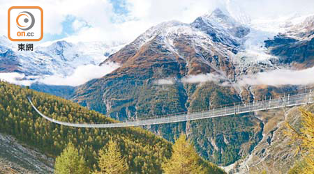 世界最長吊橋Charles Kuonen Suspension Bridge連接策馬特及格雷興兩個小鎮，沿途可以欣賞到馬特洪峰等山峰。