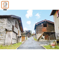 開首要先穿越小村莊，沿路皆是瑞士特色的木屋。