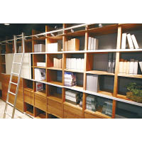 MEGA-DESIGN<br>可組合不同層板、邊框及櫃門，將家中牆壁變成巨型影音組合、展示飾櫃，甚至書庫，售價因應設計而定。