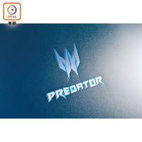 鋁製黑色機身，啟動時機背Predator標誌透出淡淡藍光。