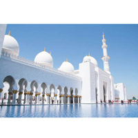 世界第八大的清真寺謝赫扎耶德大清真寺外形相當宏偉。