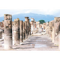 於1748年才出土的龐貝古城，遺迹中包括神殿、市集和宮殿。