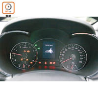 兩圈式儀錶板中間設行車資訊顯示屏，方便易讀。