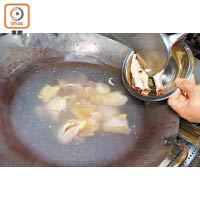 1. 「湯料」中的鮮雞件、雞腳及瘦肉粒汆水後洗淨；將5種蛇肉洗淨切段汆水後沖乾淨，備用。