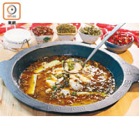 花椒魚片鍋<br>傳統以魚頭入饌，師傅則改用易熟的魚片代替，配以自家炒製的椒麻泡椒醬，麻香濃郁。