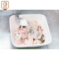 1. 魚片以鹽、蛋白、生粉略醃；乾葱切碎、芹菜切粒、萵筍切片、鮮湖南椒切粒、大蒜切段，備用。