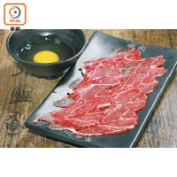 嫩肉即指臀部牛肉，本地稱為牛冧肉，牛味濃而富嚼勁，薄切成1.5毫米後沾蛋漿再涮10秒，入口軟滑。