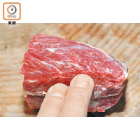 切牛肉時，要小心不要依斜紋方向切片，涮出來的牛肉容易散開又韌。