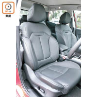 全車座椅用上黑色真皮包裹，前排駕駛席更具備電動調控功能。
