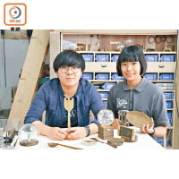 陳曉彤（左）與潘映彤（右）合力建立木製品工場。
