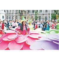 來自法國的Flowers Parade團體，其衣着也真的跟花兒一般鮮艷奪目。