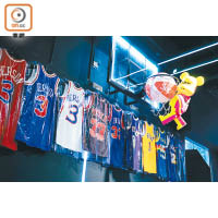 牆上掛有一系列經典Basketball Jersey，並配以籃球框架及Be@rbrick「入樽」，極具玩味。