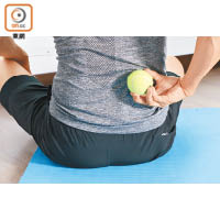 Step 1：將網球放在下背最痠痛的位置，然後放鬆身體慢慢躺下，雙手可屈曲撐地作為輔助。