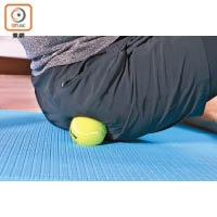 Step 2：臀部前後左右輕微轉動，便可按摩到梨狀肌，當感到痠軟時，便是按摩到想針對的肌肉。