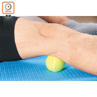 Step 1：首先將網球放在小腿頂部位置，但不要將重量全放在球上；當找到痠痛的位置後就輕輕上下左右轉動以按摩小腿。