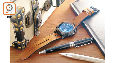 On Full Guard可搭配24mm啡色皮革錶帶，同期另有多款錶帶選擇。售價︰$3,300起