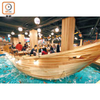 店內客座都被化身成釣漁船模樣，並在船下設置一個總水量多達120噸的大水槽讓食客們邊坐邊釣。