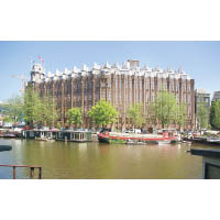 由Jan van der Mey設計的船運公司大樓Het Scheepvaarthuis，是荷蘭百年建築。由於外觀以不同線條組合而成，充滿藝術感而為人津津樂道。不過隨着年月流逝，這座鄰近阿姆斯特丹車站的建築已被改建成高級酒店。