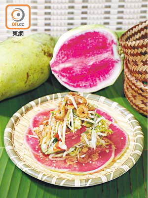 青杧果沙律<br>由於老撾天氣炎熱，當地人都喜歡吃味道酸辣的沙律消暑，而青杧果沙律可算是最受歡迎的口味，做法簡單，帶點泰北風味。