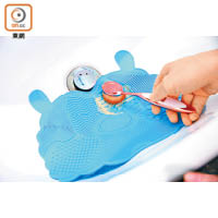 Step 1：將化妝掃潔淨墊放在洗手盆上，墊後面的吸盤會緊緊吸住洗手盆。