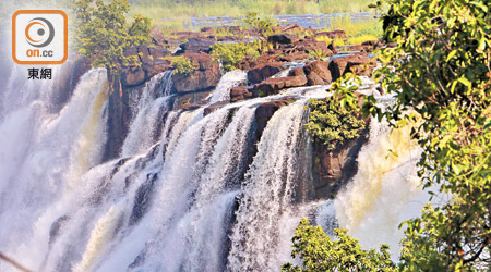 橫跨津巴布韋及贊比亞的維多利亞瀑布，是世界三大瀑布之一，每分鐘水量達55萬立方米，每秒流速為1,088立方米，氣勢磅礡。