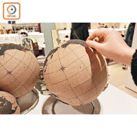 SUCK UK水松木地球儀可以方便插「釘」，記錄自己去了哪一個國家，售€73.5（約HK$676）。