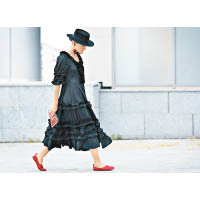 人生充滿矛盾，想減齡，又唔想外表太Kawaii，穿上黑色荷葉邊連身裙，再襯對紅鞋，一樣掂！