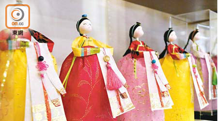 用韓紙製作的韓服娃娃成品造型漂亮，亦令人對該種紙張有更深的認識。