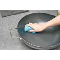 鍋具在使用後亦可放入洗碗機清洗；若希望鍋具更耐用，則建議用溫水加清潔劑用手清洗。