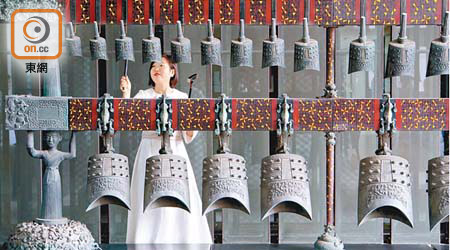酒店正門每日定時舉行編鐘編磬和古箏表演，希望藉此提升住客對儒家文化的興趣。