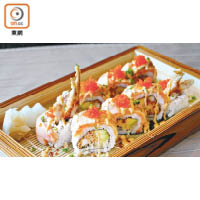 傳統菜式以外，餐廳亦供應新派料理，圖中的軟殼蟹卷壽司便受美式創作壽司啟發，售￥105（約HK$124）。